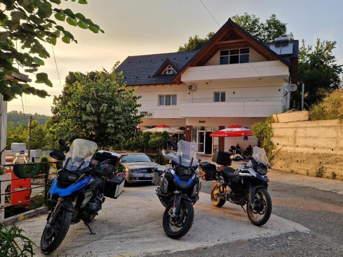 Bar-Restaurant-Hotel-Familja Klos 외부 사진