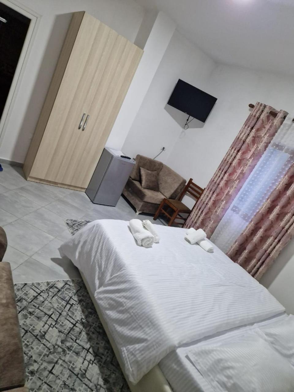 Bar-Restaurant-Hotel-Familja Klos 외부 사진